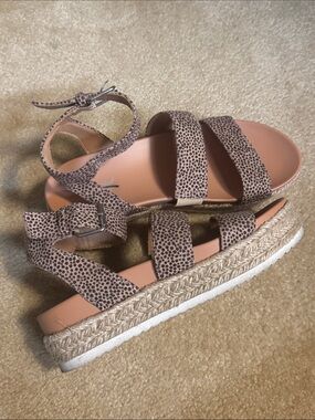 Universal Thread Leopard-Print Tan Platform Espadrille Sandals size 7.5